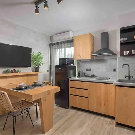 Ruby Chic Retreat Near Old Town, 2 Balconies Apartman *